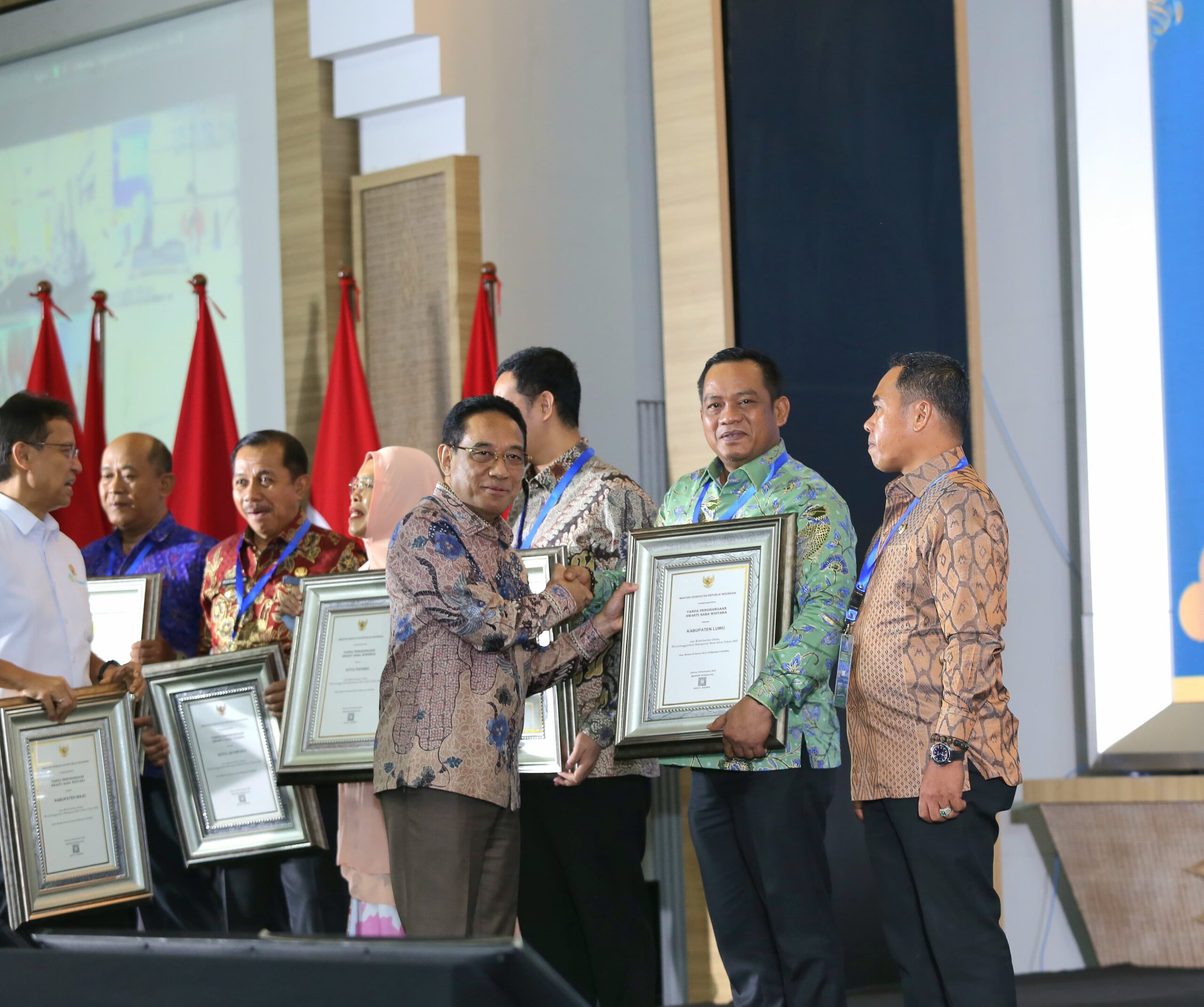 Bupati Luwu Raih Swasti Saba Wistara dari Kementerian Kesehatan