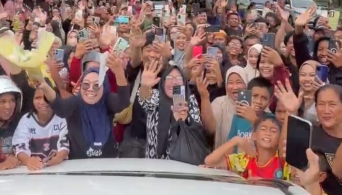 Pulang Kampung, Syaqirah “Peri Kecil” Disambut Lautan Manusia dari Makassar hingga Sidrap