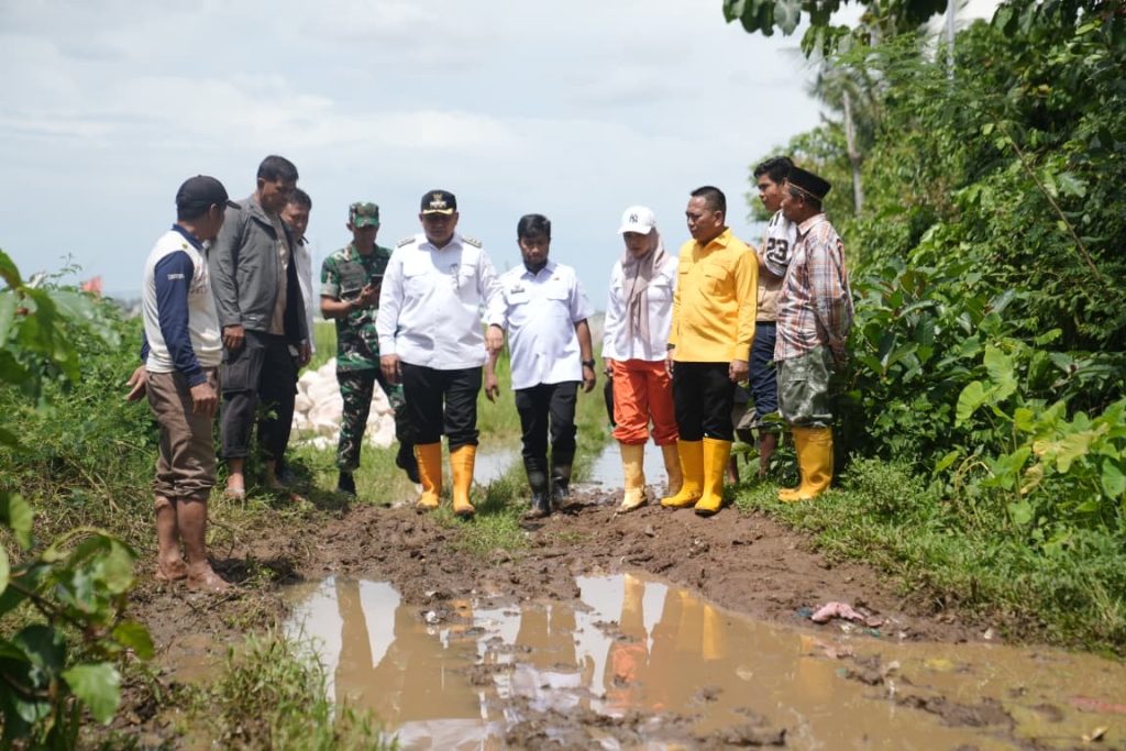 Menembus Lumpur dan Terjalnya Jalan, Munafri Tinjau Langsung Kondisi Warga di Romang Tangayya