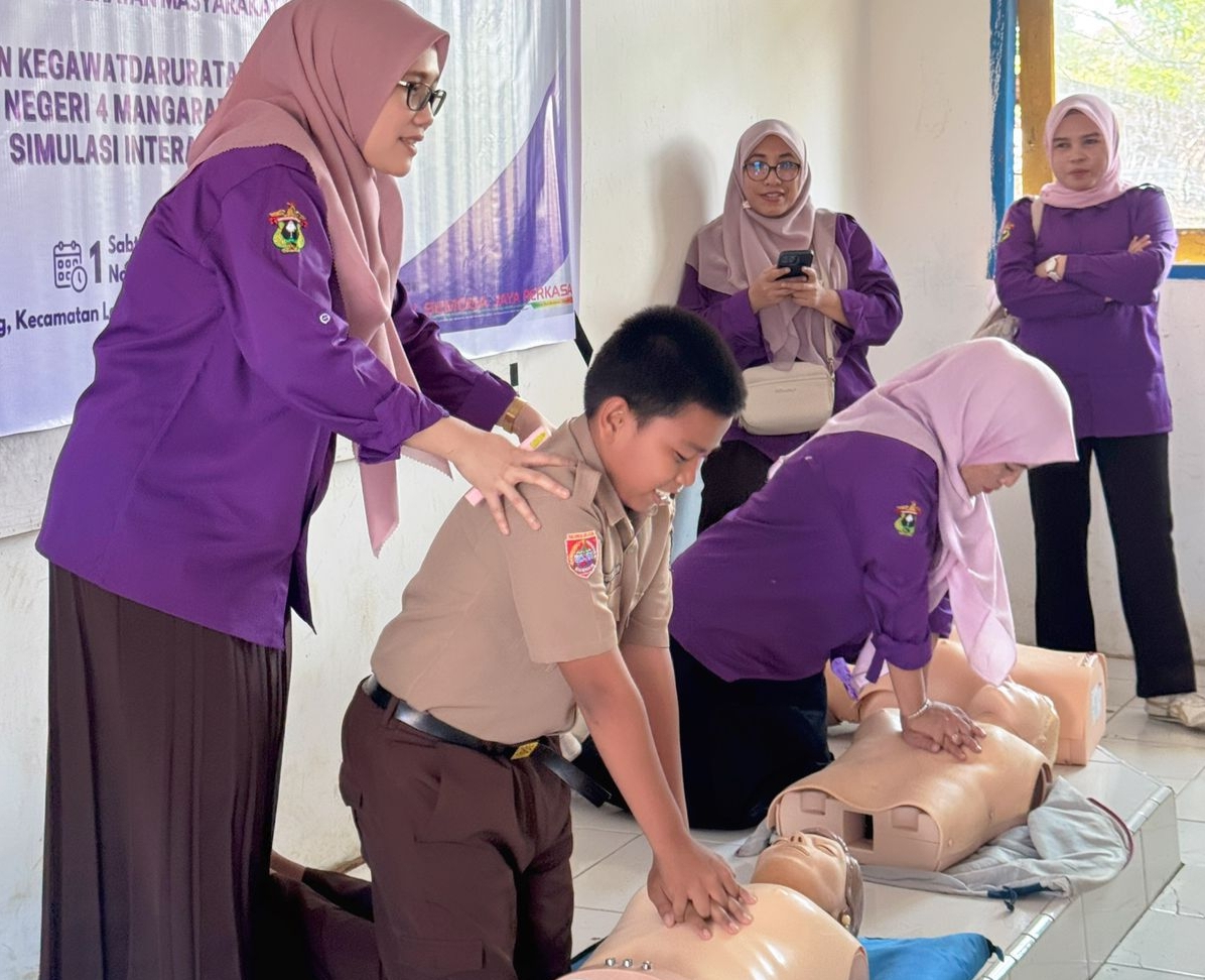 Mahasiswa S3 FKM Unhas Beri Edukasi Kegawatdaruratan dan Choking Siswa SMP di Takalar
