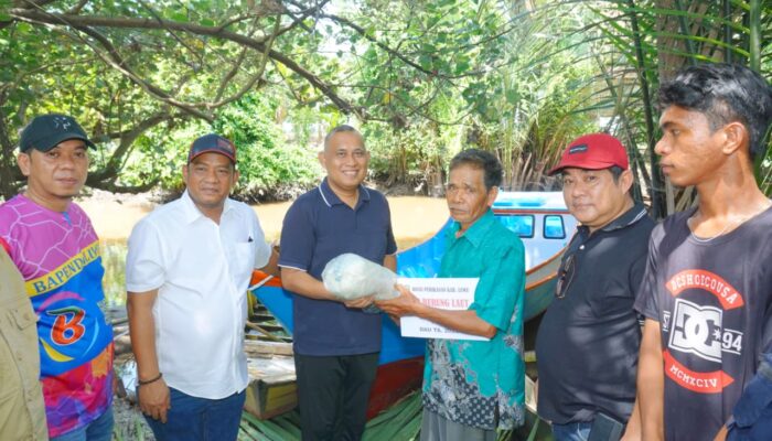 Bupati Patahudding Serahkan Bantuan Kapal Nelayan