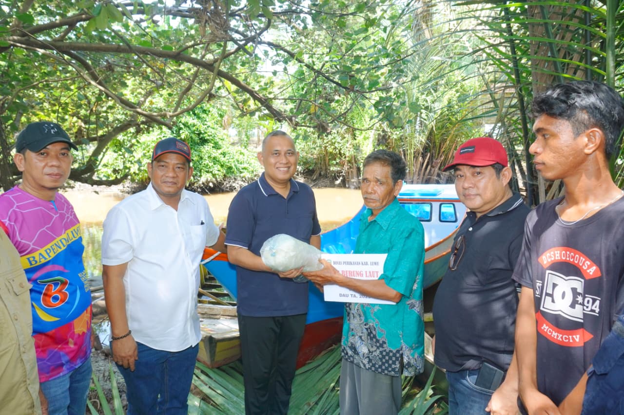 Bupati Patahudding Serahkan Bantuan Kapal Nelayan