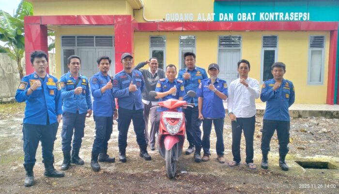 Motor Pegawai Disusupi Ular, Damkar Sidrap Sigap Evakuasi