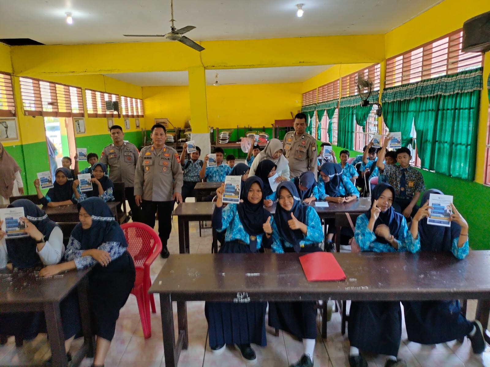 Polsek Baranti Sosialisasikan SMA Taruna Kemala Bhayangkara ke Siswa SMP 4 Tonrongnge