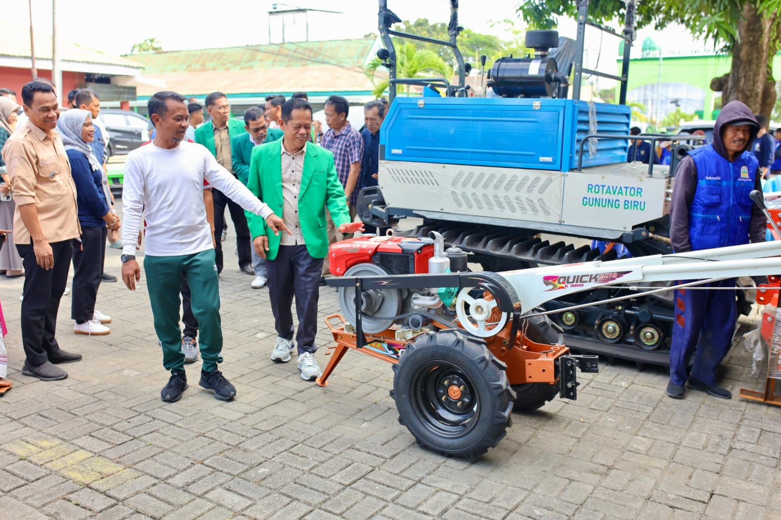 Bupati Bone Serahkan Bantuan Alsintan untuk IAIN Bone