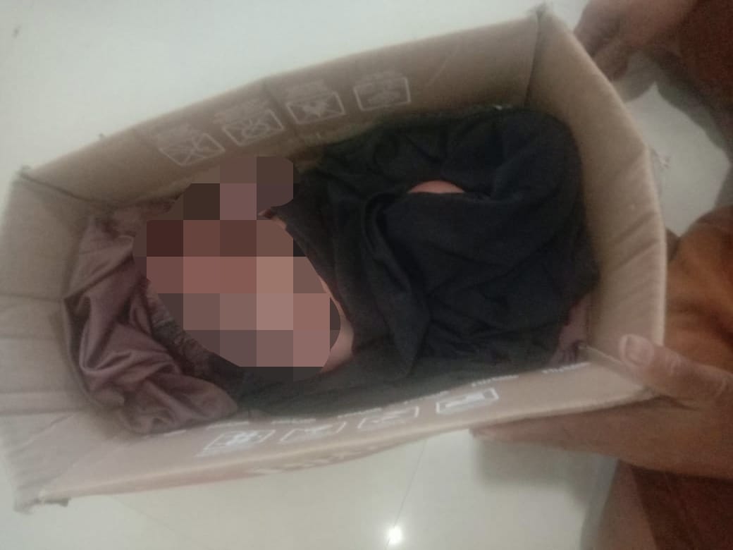 Bayi Laki-Laki Hidup Ditemukan dalam Kardus di Sidrap