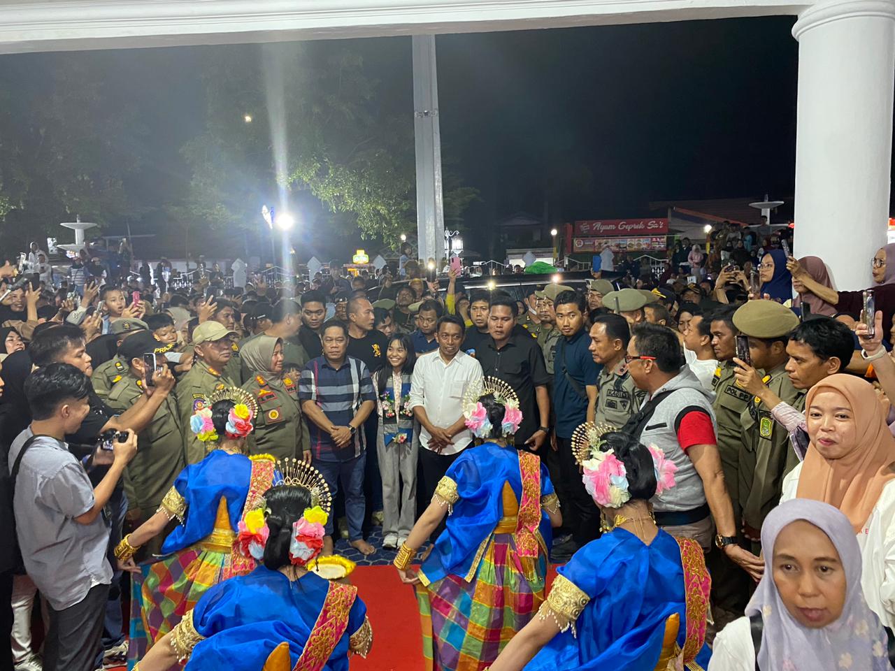 Sambutan Meriah untuk Andi Syaqirah, Warga Sidrap Padati Rujab Bupati