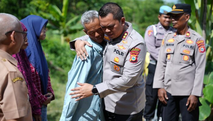 Wujud Kepedulian, Kapolres Sidrap Bantu Warga Tinggal di Rumah Tak Layak