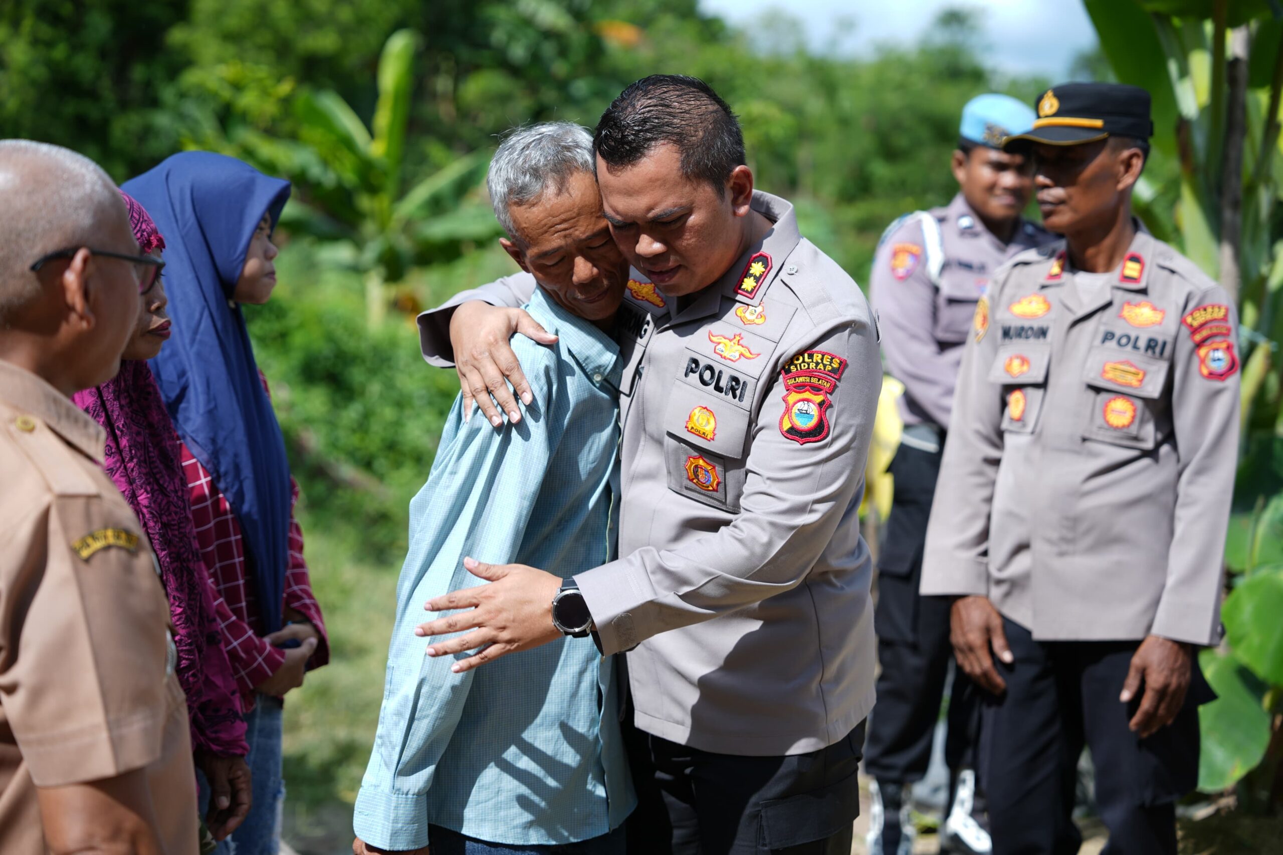 Wujud Kepedulian, Kapolres Sidrap Bantu Warga Tinggal di Rumah Tak Layak