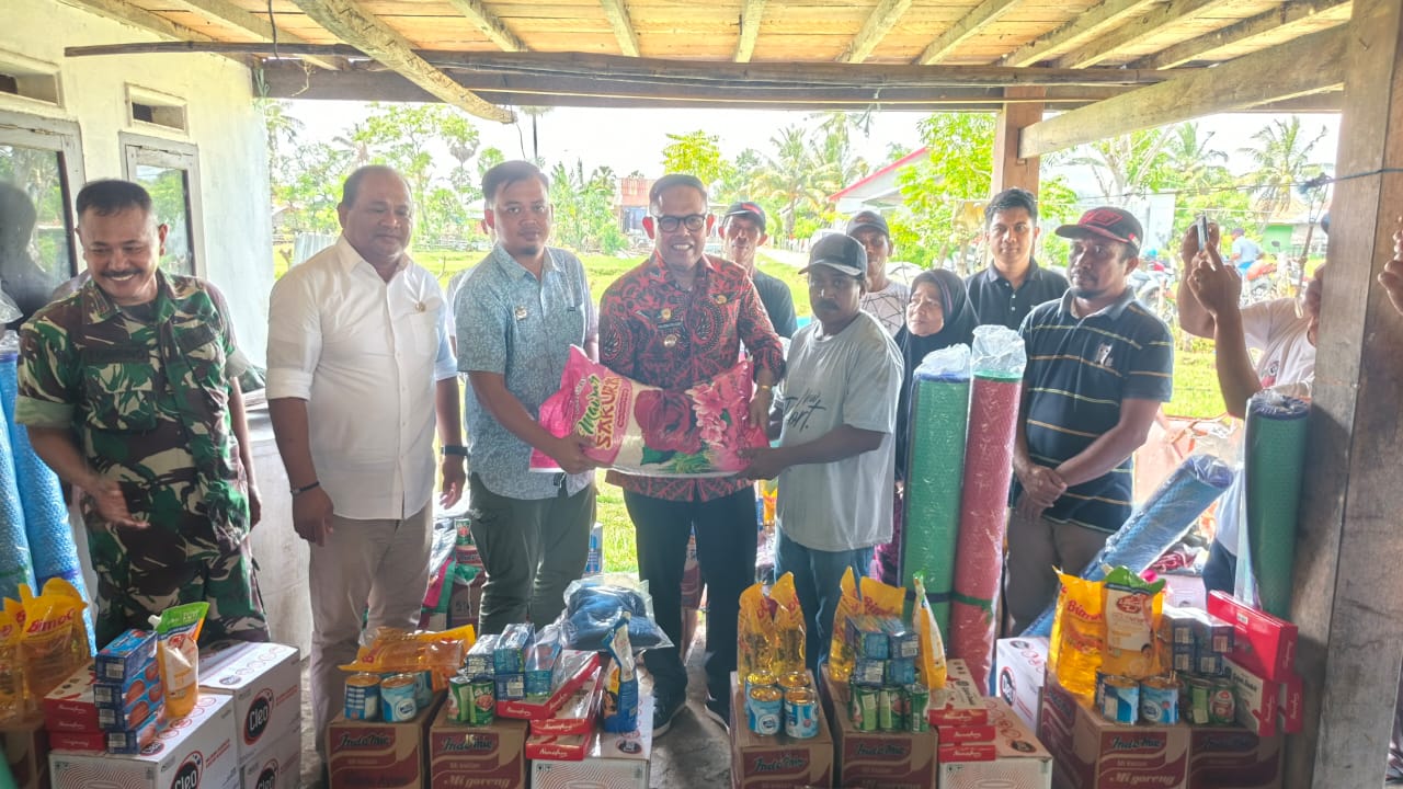 Wakil Bupati Bone Tinjau dan Serahkan Bantuan Korban Puting Beliung di Mallari