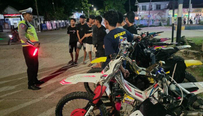 Malam Minggu, Satlantas Polres Sidrap Sapa Komunitas Motor Taksi di Maritengngae