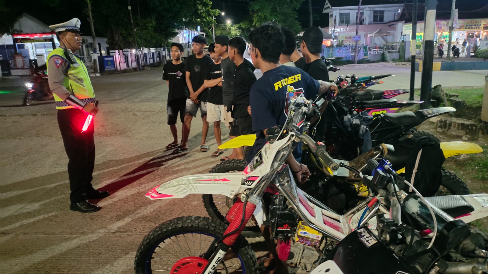 Malam Minggu, Satlantas Polres Sidrap Sapa Komunitas Motor Taksi di Maritengngae