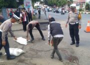Sambut Nataru, Satlantas Polres Bone Tambal Jalan Berlubang di MH Thamrin