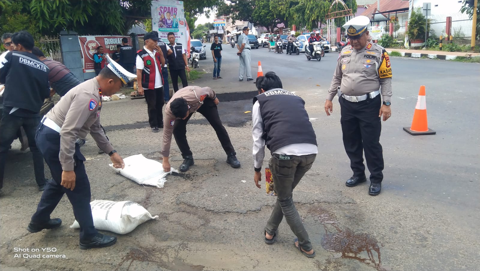 Sambut Nataru, Satlantas Polres Bone Tambal Jalan Berlubang di MH Thamrin