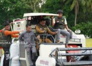 Bupati Sidrap Turun ke Sawah, Operasikan Combine Harvester saat Panen Raya IP 300