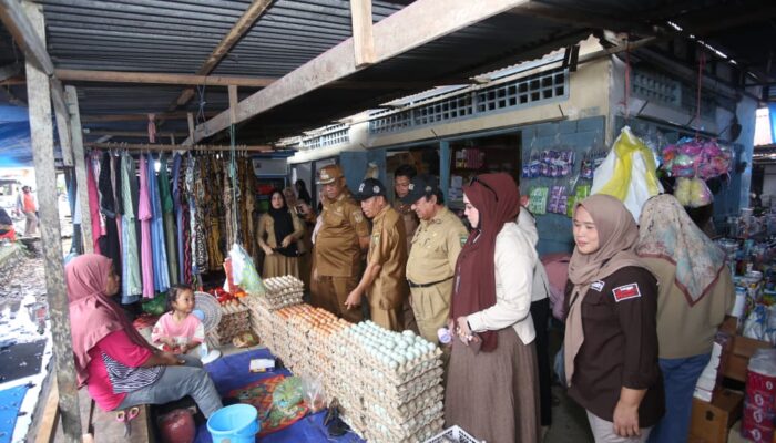 Tekan Inflasi Jelang Nataru, Bupati Luwu Sidak Pasar Bajo