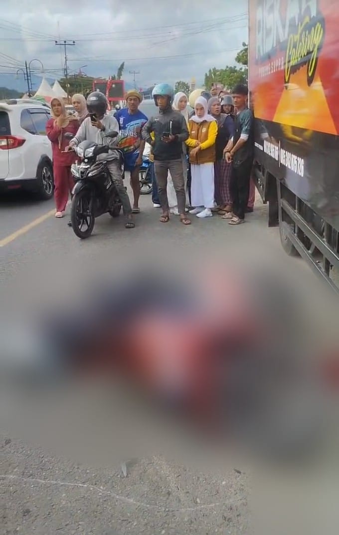 Hindari Mobil Parkir di Bahu Jalan, Pengendara Mio Soul Meninggal Dunia Diserempet Truk