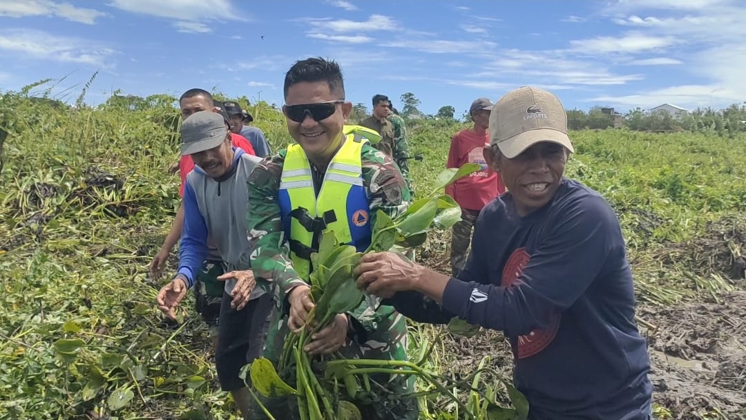 Dandim 1420 Sidrap Pimpin Karya Bakti Bersihkan Eceng Gondok di Danau Sidenreng