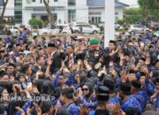 Momen Haru di Tengah Hujan, Bupati Sidrap Turun Mimbar Serahkan SK PPPK Paruh Waktu