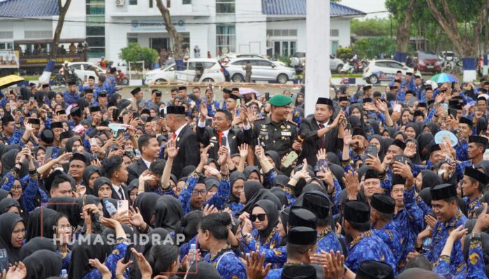 Momen Haru di Tengah Hujan, Bupati Sidrap Turun Mimbar Serahkan SK PPPK Paruh Waktu