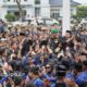 Momen Haru di Tengah Hujan, Bupati Sidrap Turun Mimbar Serahkan SK PPPK Paruh Waktu