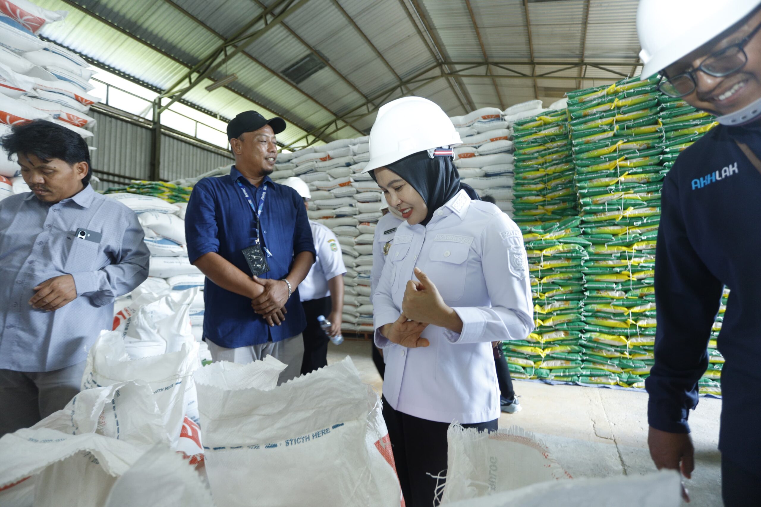 Sidak Gudang Bulog, Naili Trisal: Stok Beras Cukup hingga 15 Bulan