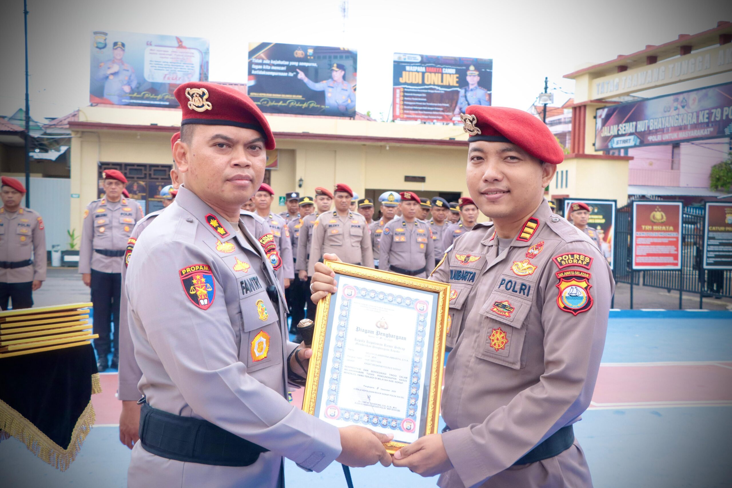 Pimpin HUT Reskrim ke-78, Kapolres Sidrap Beri Penghargaan Personel Berprestasi