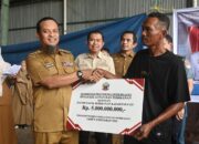 Tingkatkan Produktivitas, Andi Sudirman Serahkan 20 Kapal 5 GT untuk Nelayan
