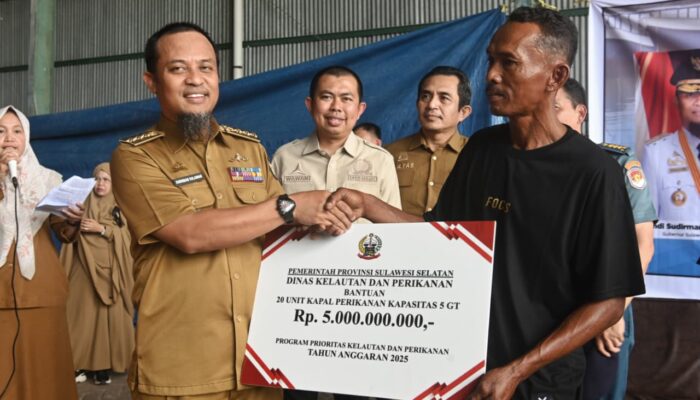 Tingkatkan Produktivitas, Andi Sudirman Serahkan 20 Kapal 5 GT untuk Nelayan