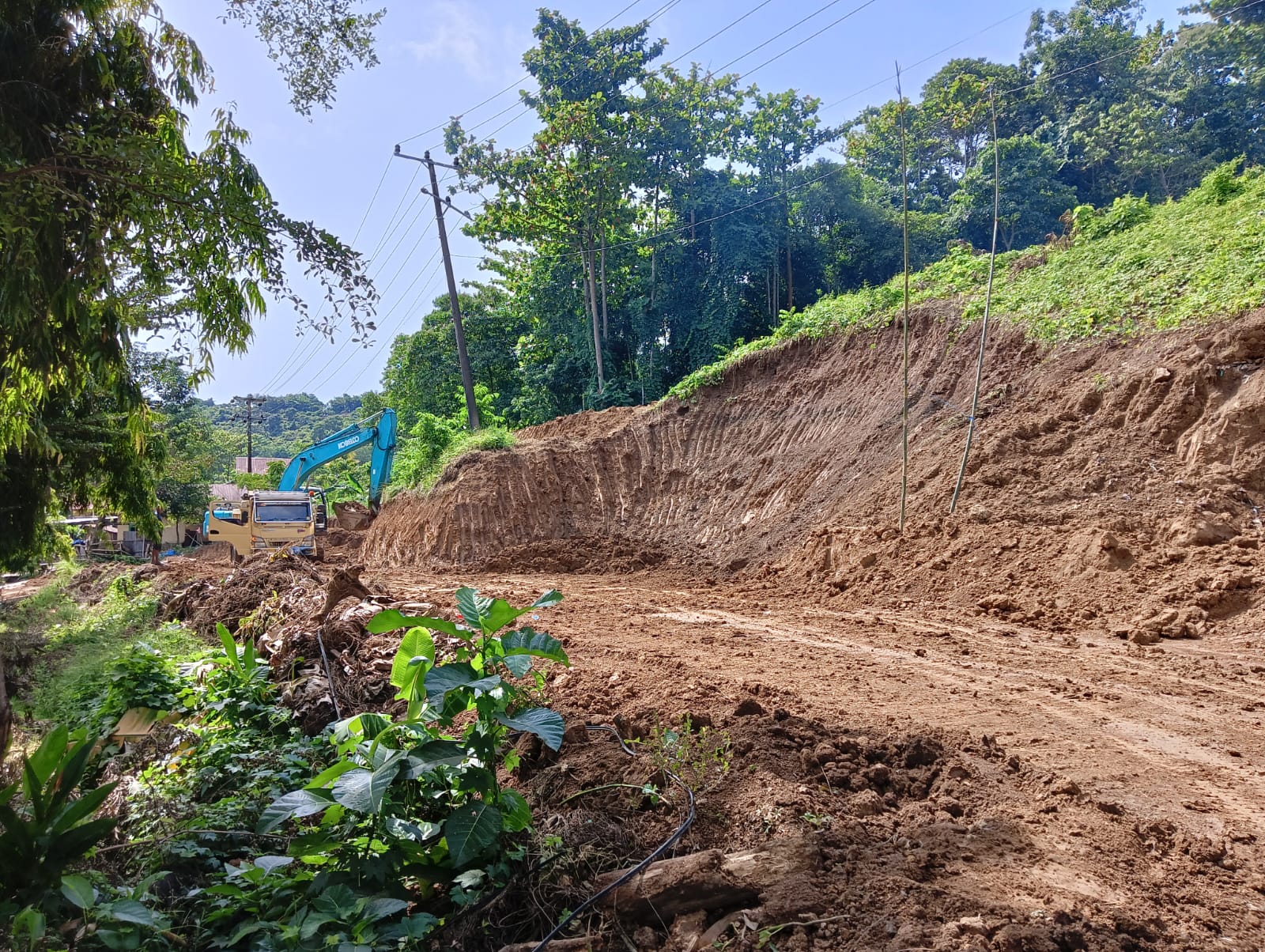 Lereng Gunung Sampoddo Digarap Excavator, Izin Lingkungan Dipertanyakan
