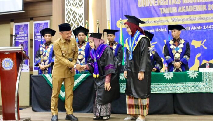 Hadir di Wisuda UNIM Bone, Bupati Beri Kado Spesial Rp24 Juta untuk Mahasiswa Berprestasi