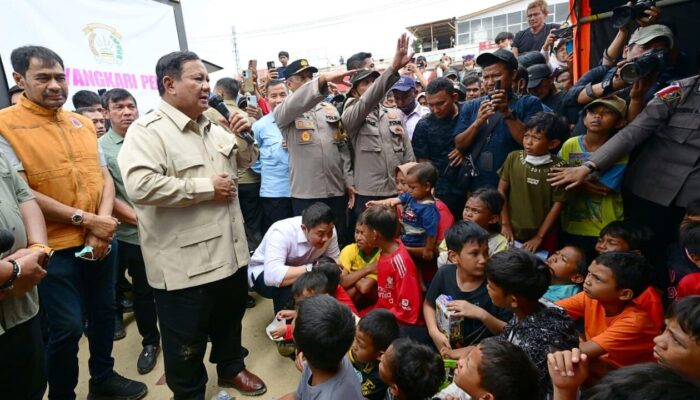 Tinjau Posko Aceh Tamiang, Prabowo Minta Maaf Listrik Masih Padam