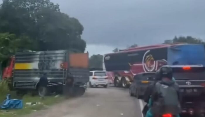 Diduga Rem Blong, Truk Hantam Truk Lalu Tabrak Bus di Poros Sidrap-Parepare