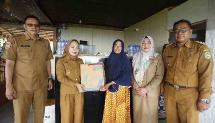 Terima Bantuan Alat, Pelaku UKM Kambo Curhat Soal Susahnya Jaringan Internet