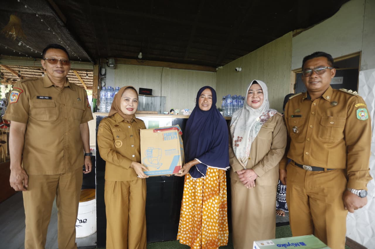 Terima Bantuan Alat, Pelaku UKM Kambo Curhat Soal Susahnya Jaringan Internet