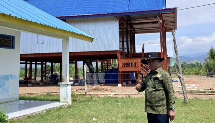 Diduga Serobot Lahan Sekolah, Warga Tiga Wala Protes Keberadaan Rumah Panggung AR
