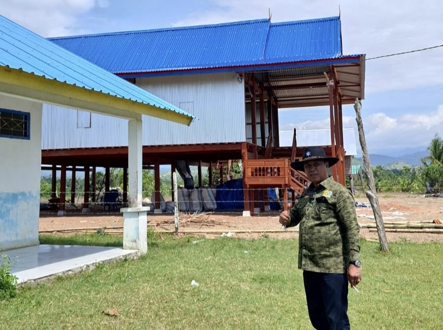 Diduga Serobot Lahan Sekolah, Warga Tiga Wala Protes Keberadaan Rumah Panggung AR