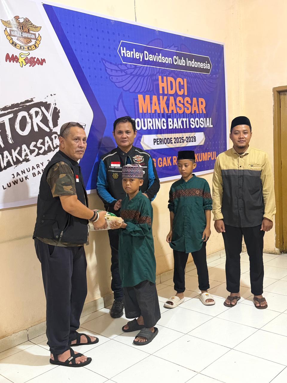 Tempuh Rute Makassar-Luwuk, HDCI Sebar Bantuan Beras di Tiap Persinggahan