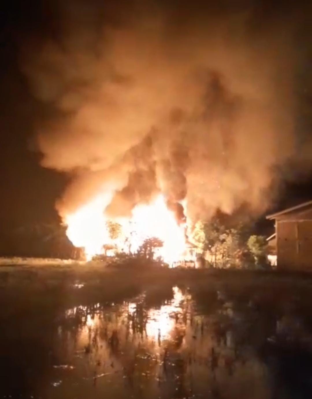 Rumah Warga di Bua Terbakar di Malam Tahun Baru, Netizen Sebut Akibat Petasan