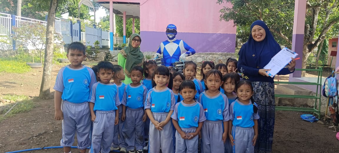 Unik! Power Ranger Antar Menu Nasu Palekko untuk Siswa SD di Panca Lautang