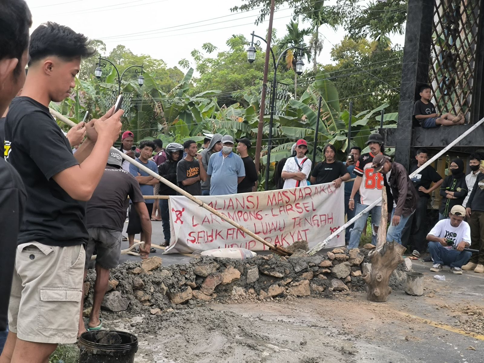 Mahasiswa dan Warga Pondasi Jalan Poros Trans Sulawesi Batas Wajo – Luwu