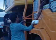 Blokade Jalan Tak Halangi Empati, Mahasiswa Luwu Bagi Nasi ke Sopir Logistik