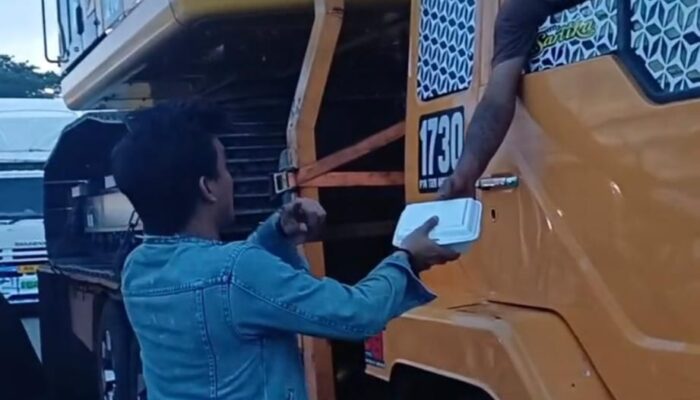 Blokade Jalan Tak Halangi Empati, Mahasiswa Luwu Bagi Nasi ke Sopir Logistik