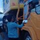Blokade Jalan Tak Halangi Empati, Mahasiswa Luwu Bagi Nasi ke Sopir Logistik
