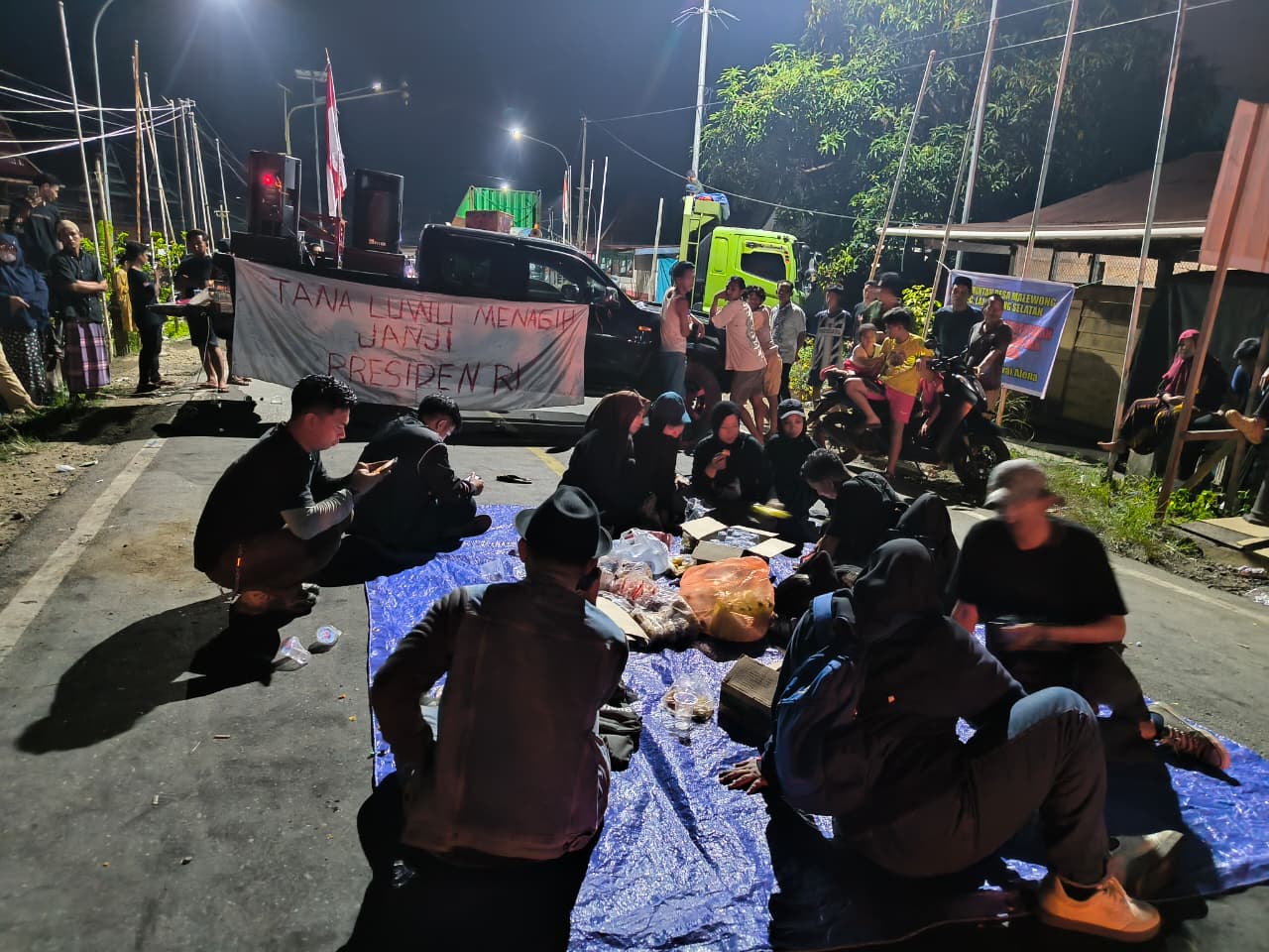 Demo Hingga Malam, Massa Aksi Bertahan dan Lockdown Jalan Trans Sulawesi di Batas Luwu–Wajo