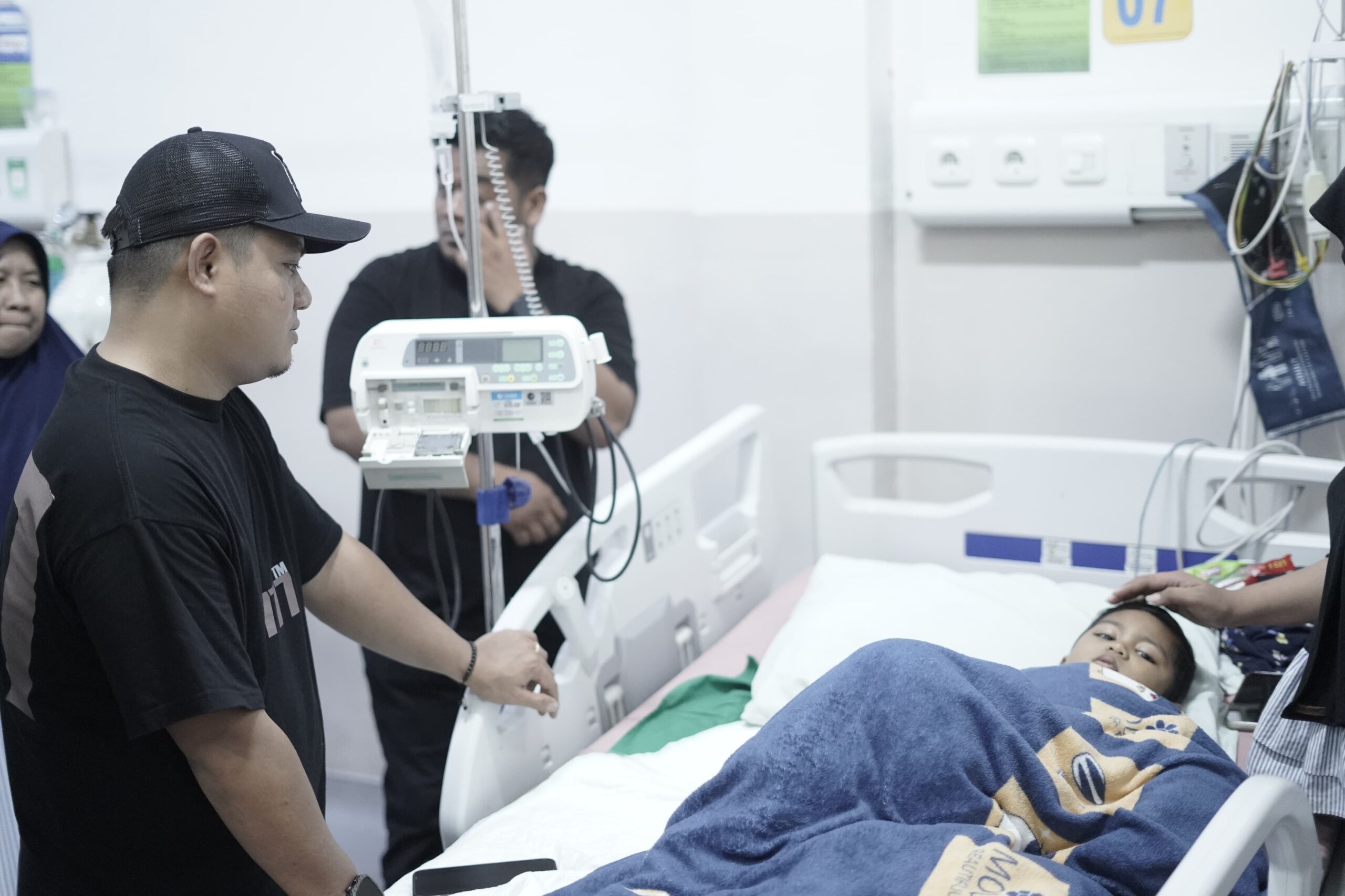 Wabup Dhevy Jenguk Korban Penyiraman Air Panas: Biaya Pengobatan Urusan Pemerintah