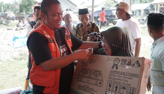 Bupati Lutim Salurkan Tiga Truk Bantuan untuk Korban Banjir Aceh