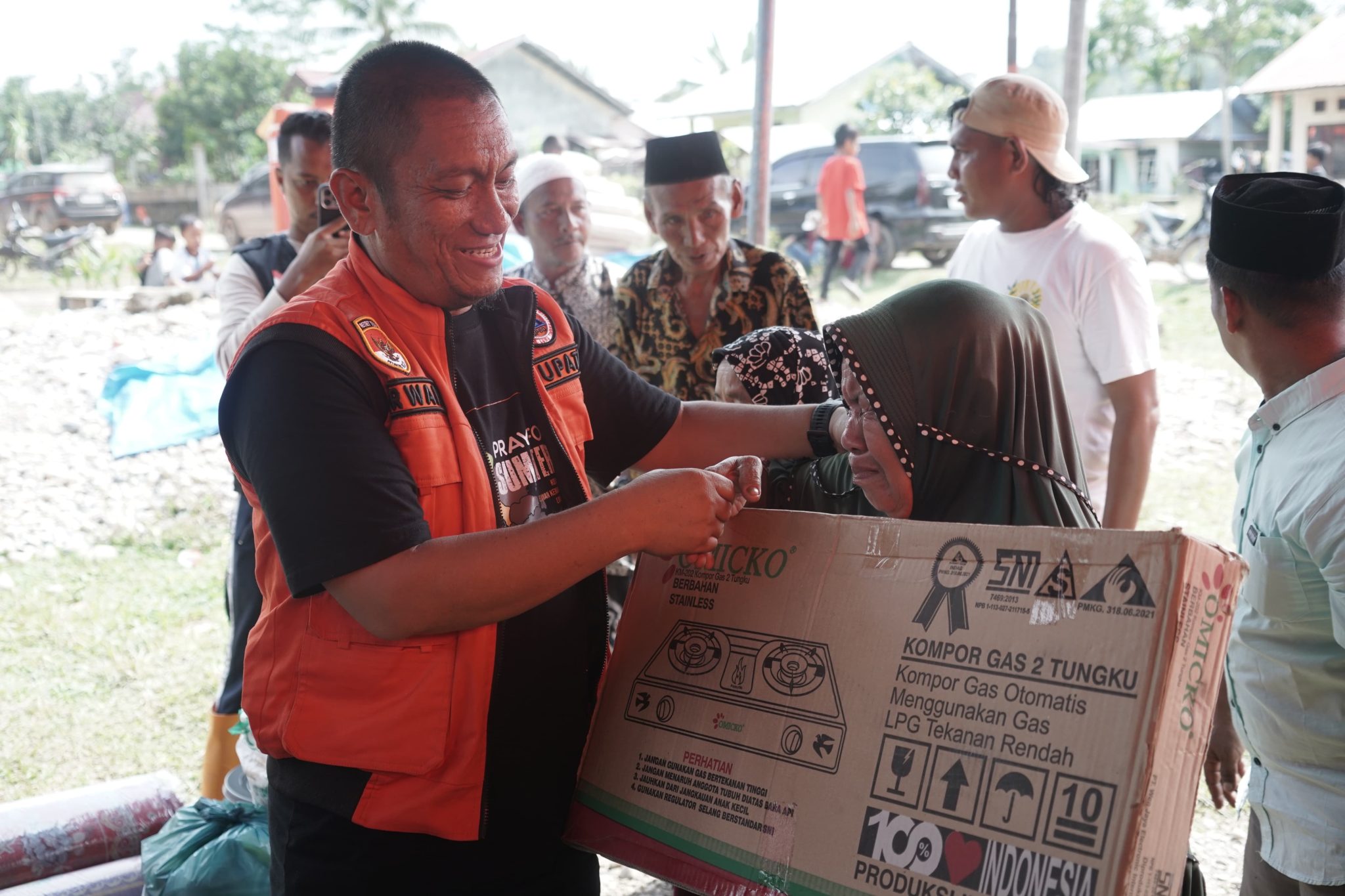 Bupati Lutim Salurkan Tiga Truk Bantuan untuk Korban Banjir Aceh