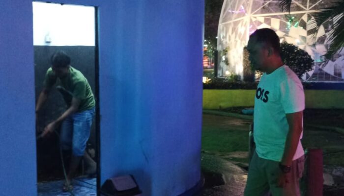 Respon Keluhan Warga, DLH Bone Bersihkah Toilet Taman Arung Palakka
