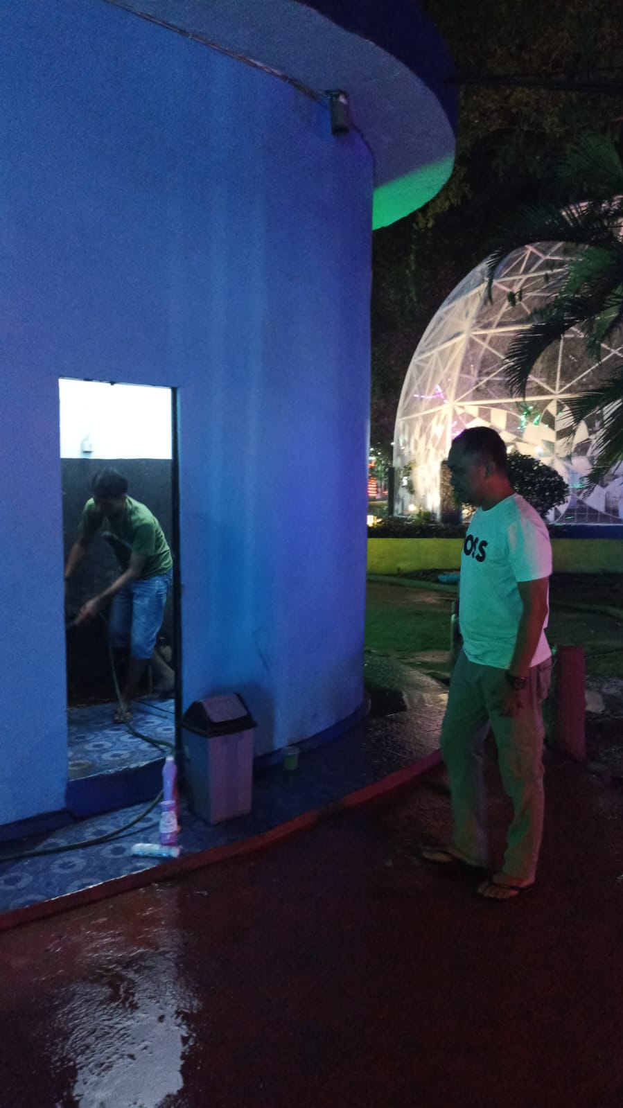 Respon Keluhan Warga, DLH Bone Bersihkah Toilet Taman Arung Palakka